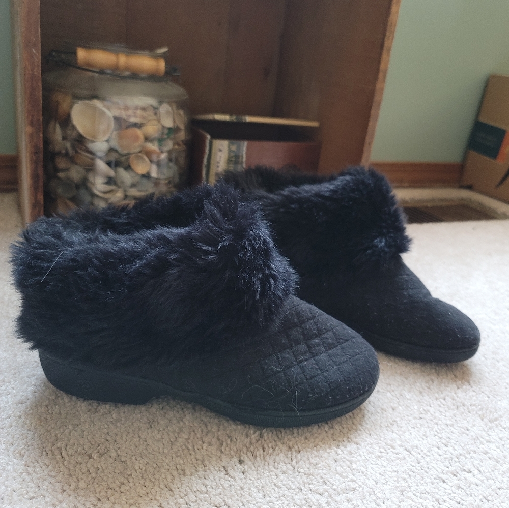Isotoner Slippers - Picture 1 of 3